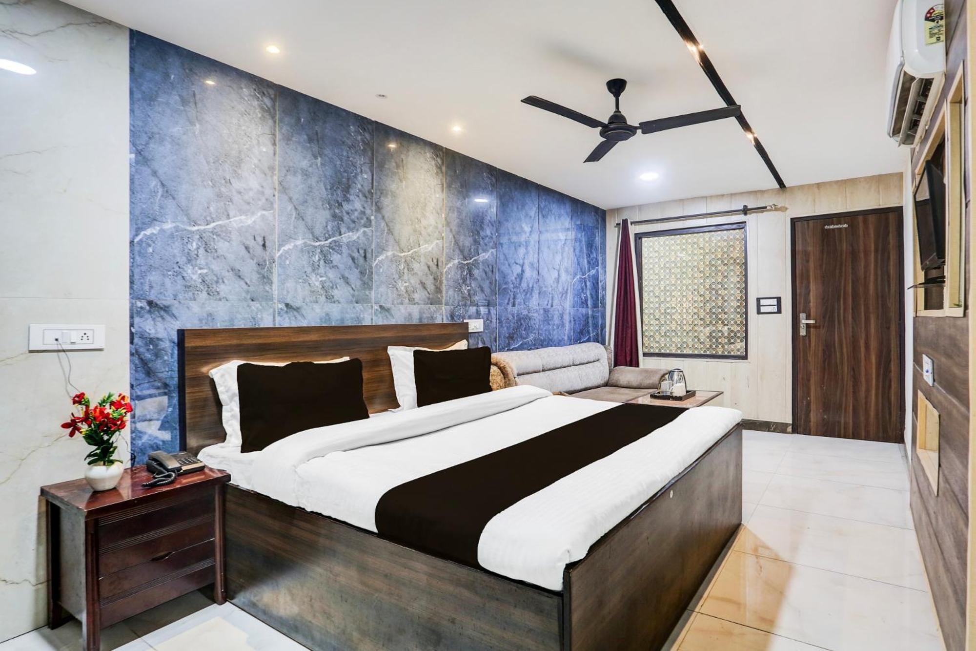 Super Townhouse Haibowal Chowk Ludhiana Exterior photo