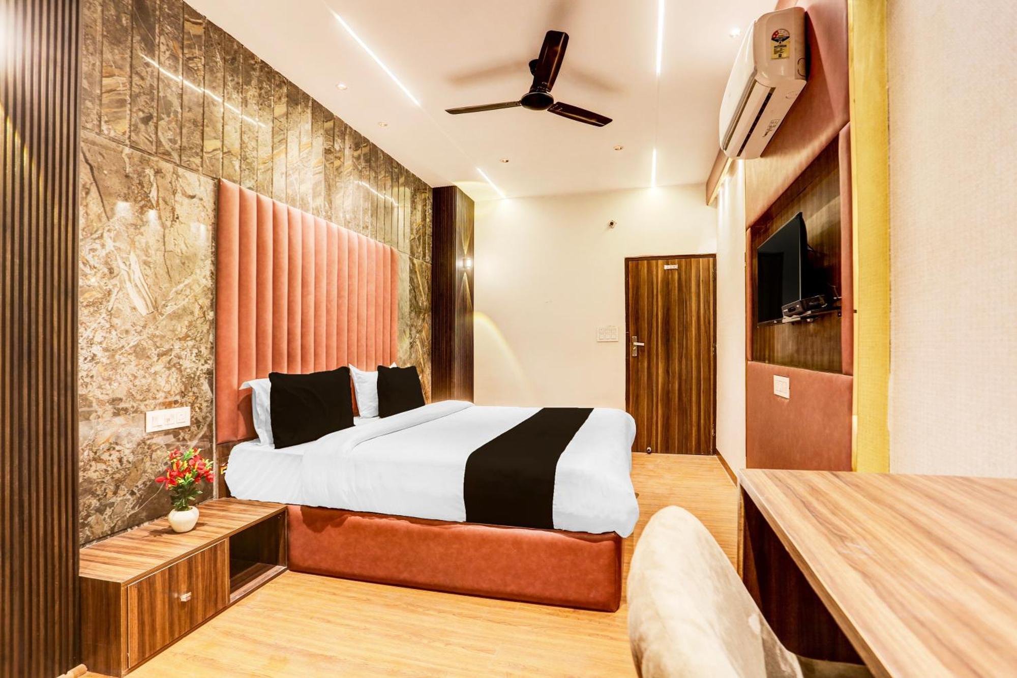 Super Townhouse Haibowal Chowk Ludhiana Exterior photo