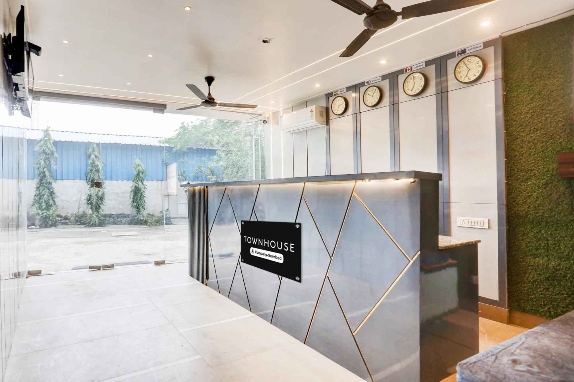Super Townhouse Haibowal Chowk Ludhiana Exterior photo
